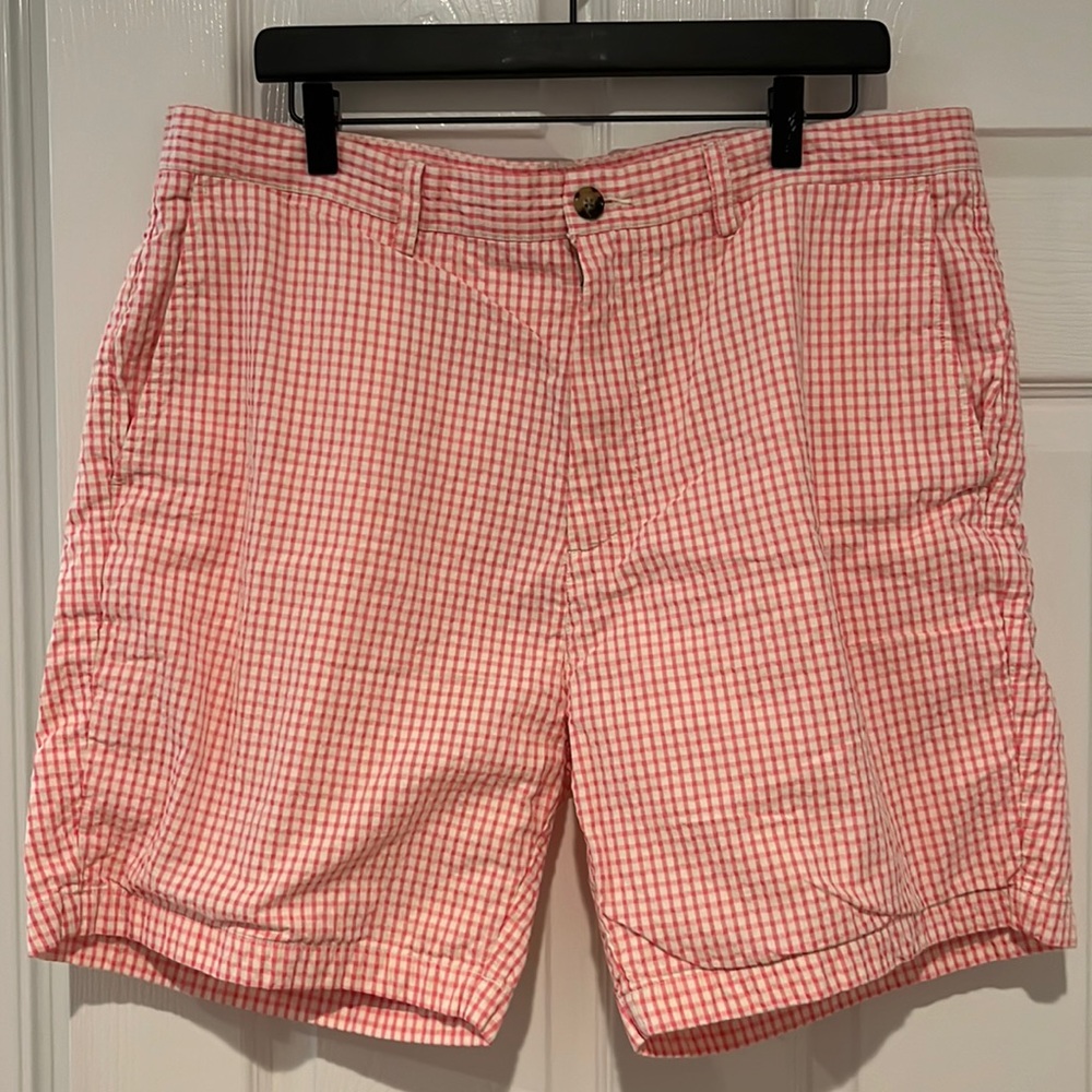 Vineyard Vines 7” Breaker shorts size 38 in pink and white
